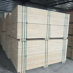 Poutre en LVL de pin du fabricant vietnamien, bois lamellé-collé structurel pour coffrage de construction et support d'échafaudage - Product Image 1