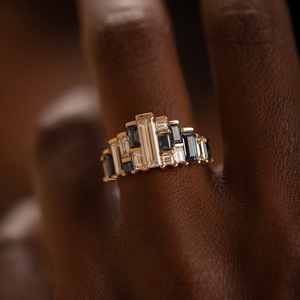 Anillo de barra con diamantes talla baguette azules y blancos, de oro macizo, ideal como regalo de boda o para fiestas, joyería elegante para ella, anillo llamativo. - Product Image 1