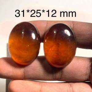 พลอยเฮสโซไนต์การ์เนตทรงรีแบบคาโบชองขัดเงาคู่หนึ่งพร้อมประกายรุ้ง - Product Image 3