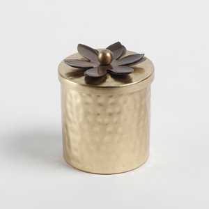 กระปุกเทียนโลหะสีทองแบบตอกลาย พร้อมฝาปิดลายดอกไม้ตกแต่ง ภาชนะใส่เทียนหอมหรูหราสำหรับตกแต่งบ้านอย่างมีระดับ - Product Image 4