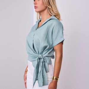 Camisa de lino holgada de verano para mujer con solapa francesa, bordados y parches, manga corta, estilo sencillo, venta al por mayor para boutiques. - Product Image 3