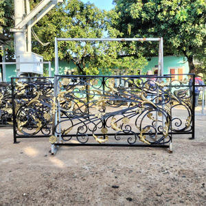 Systèmes de balustrades de balcon en fer forgé durables, construits avec expertise pour résister aux intempéries extrêmes tout en conservant une élégance sophistiquée. - Product Image 2