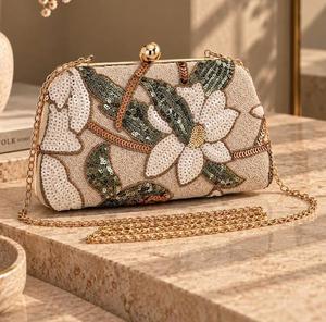 Bolso Bohemio Hecho a Mano con Cuentas, Moderno y de Lujo, 100% Algodón, Color Crema, Rosa y Verde, Forma Rectangular, Capacidad 3L+ - Product Image 2
