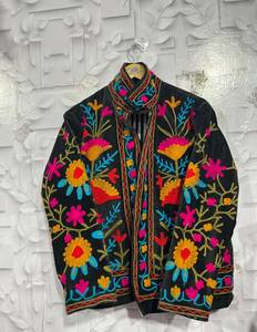 Veste en velours noir à col montant, motif floral brodé à la main, manches longues, manteau d'automne pour femme, vente en gros B2B, vestes Suzani - Product Image 4