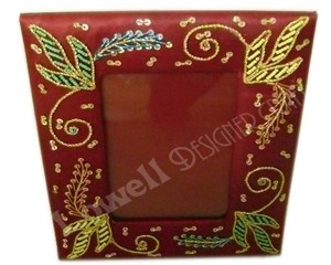 Marco de fotos rectangular de madera roja ornamental hecho a mano con bordado Zari y diseño de cuentas para exhibición vertical de sobremesa - Product Image 4