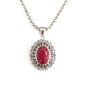 Delicado Colgante de Rubí Rosa en Plata 925 con Borde Floral Detallado y Piedra de Corte Ovalado, Joyería para Uso Diario - Product Image 2