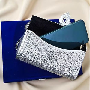 Pochette traditionnelle en laiton avec motif décoratif fait main, pochette de luxe ethnique en laiton pour femmes, pour fêtes et mariages - Product Image 4