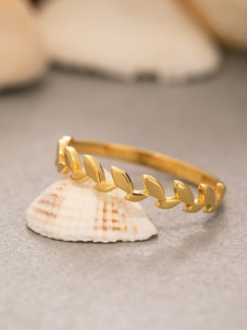 Bague en argent minimaliste avec motif feuille d'or jaune, design empilable, unisexe, pour usage quotidien - Product Image 3