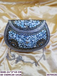 Bolso de Mano Tipo Clutch de Mosaico Multicolor de Lujo de Craftstages International |   Bolso de Noche de Metal Hecho a Mano con Correa de Cadena y Solapa - Product Image 3