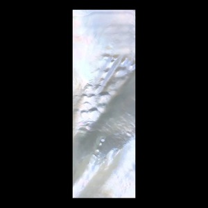 Perle de nacre naturelle polie, carrée, faite à la main, style nautique moderne, objet de collection artistique, 100x38x2mm, provenant de l'Uttar Pradesh - Product Image 1
