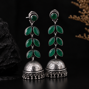 Boucles d'oreilles pendantes Jhumka longues, style bohème, en laiton argenté oxydé avec pierre marquise verte, faites à la main, pour mariage indien, style statement - Product Image 6