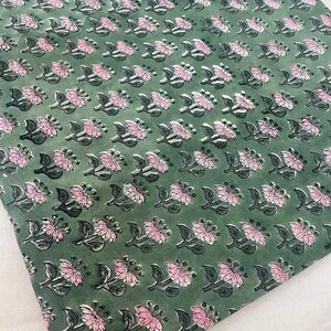 Tela de algodón estampada a mano en verde salvia por yarda |   Tela india con estampado floral rosa Buti |   Textil de Algodón Suave Hecho a Mano - Product Image 3