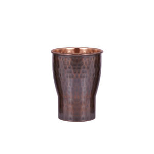 Gobelet en cuivre martelé foncé, tasse à boire en métal courbé, récipient à eau finition rustique, vaisselle réutilisable pour la maison, les restaurants et les hôtels - Product Image 1