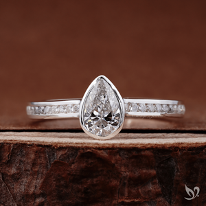 Anillo de compromiso con delicado diamante de corte pera de 0.50ct cultivado en laboratorio, banda delgada tipo canal en oro blanco de 10k. - Product Image 1