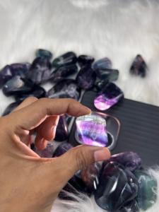 Pierres Roulées de Fluorite Naturelle Arc-en-ciel Mélangées en Gros pour la Guérison - Product Image 1