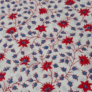 Tela de algodón estampada a mano con motivos florales en rojo e índigo sobre base color marfil |   Estampado Tradicional Indio Buta |   Algodón Puro Suave por Metro - Product Image 1