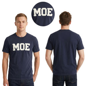 Camiseta de Hombre con Bordado de Letras en Chenilla, Corte Regular, Algodón, Logotipo Personalizado Delantero y Trasero, OEM, Marca Privada, Venta al Por Mayor - Product Image 1