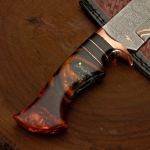 Cuchillo de caza de acero de Damasco con hoja de capas de cobre onduladas, mango de resina negra ámbar, guardacuchillo de cobre y funda de cuero con diseño de mimbre OEM - Product Image 4