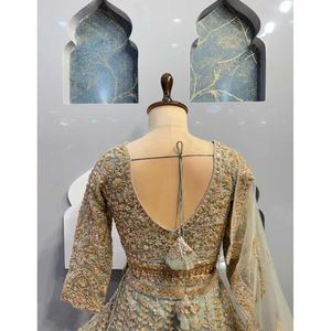 Lehenga Choli bleu taille M, magnifique tenue de fête indienne et pakistanaise de la marque Bewafa, avec un travail de sequins complexe. - Product Image 2