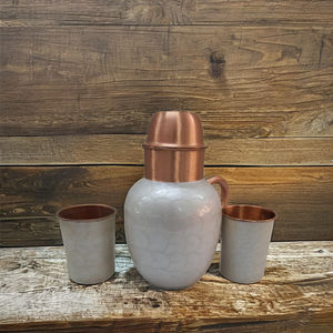 Bouteille d'eau élégante et durable en cuivre pur 2 verres à gobelet Rehausseur d'hydratation en métal de style écologique classique pour verres - Product Image 1