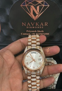 Montre de luxe pour mariages et célébrations, montre en diamant moissanite fabriquée à la main, disponible à la vente - Product Image 2