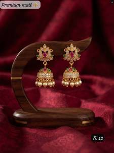 Pendientes de Perlas de Alta Calidad con Diseño Étnico Tradicional, Adornados con Kundan y Paisley, en Aleación de Zinc Dorada - Product Image 5