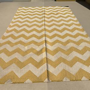 Alfombra Abstracta Tejida a Mano de Lana, Amarilla y Blanca |   Alfombra Moderna para Decoración del Hogar, Ecológica y Apta para Mascotas, de Tejido Plano - Product Image 3