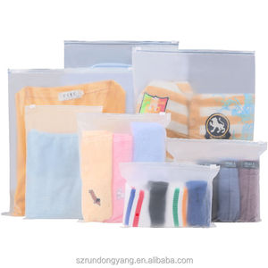 Sac en polyéthylène biodégradable OEM pour l'emballage de t-shirts, vêtements, chaussettes, sous-vêtements, plastique givré avec fermeture éclair et marquage à chaud - Product Image 4