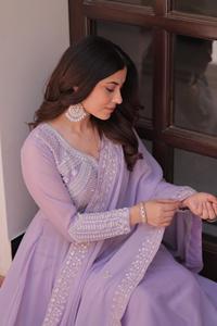 Costume Anarkali prêt-à-porter pour femmes Georgette avec perles et broderies, longueur au sol, coupe régulière, pour les occasions de mariage - Product Image 4