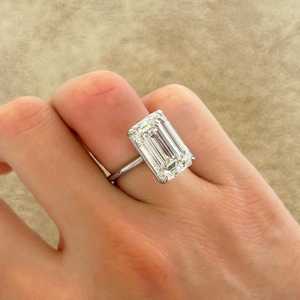 Bague de luxe en diamant taille émeraude 5,01 carats, cultivé en laboratoire, avec or blanc 14 carats, bijou raffiné pour les amoureux, cadeau surprise pour les fêtes - Product Image 4