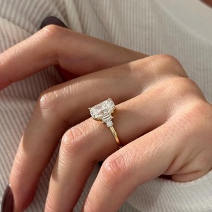 Anillo de compromiso de oro amarillo con 5 piedras de diamante cultivado en laboratorio de 2 quilates con diseño único, certificado IGI, claridad VVS, ¡en oferta! - Product Image 2