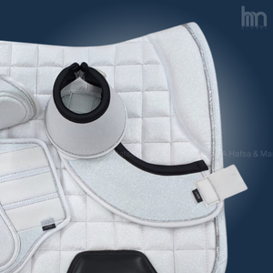 Conjunto Ecuestre de Sobrejubilla Blanca Brillante para Doma Clásica con Botas de Protección y Cascos, Logotipo Personalizado y Ribete de Cordón Plateado - Product Image 4