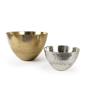 Bol argenté ondulé contemporain repose élégamment sur un support architectural sombre et minimaliste. Osez. Disponible au prix de gros. - Product Image 2