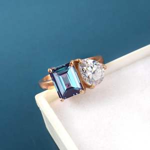 Bague en Alexandrite et Moissanite, argent sterling 925 plaqué or 14 carats, deux pierres, fabrication artisanale, style Art Déco, certifiée IGI, cadeau pour femme - Product Image 1