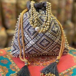 Sacs Potli brodés Chinkankari de Lucknow avec poignées en perles et magnifique travail de designer traditionnel pour les festivals - Product Image 1