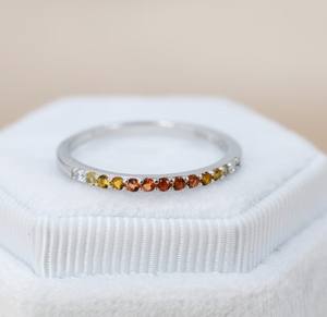 Anillo de media eternidad ombre rojo arcoíris en plata de ley, anillo delgado minimalista apilable con circonita cúbica roja granate en plata o oro - Product Image 5