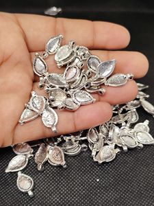 จี้ปะการังทองเหลืองรูปปีกสั่งทำพิเศษสำหรับเด็ก ดีไซน์หรูหรา เหมาะสำหรับงานไมโครมาคราเม่ เครื่องประดับสไตล์โบโฮชิค และพวงกุญแจ - Product Image 4