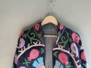 Chaqueta Acolchada Reversible Hecha a Mano en India, Chaqueta Unisex de Terciopelo de Algodón Premium con Botones, Regalo Perfecto para Ella en Invierno - Product Image 4