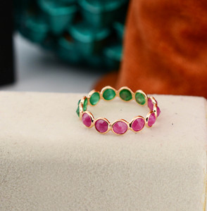 Bague florale alternée rubis naturel et émeraude en or jaune massif 18 carats, bague statement à pétales taillés en poire, pierres de naissance de mai et de juillet - Product Image 1