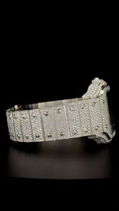 Montre avec cadran noir audacieux entièrement serti de moissanite et de diamants, double rangée de sertissage, chiffres romains blancs - Product Image 5