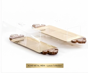 Plateau à chocolats de style artisanal avec design martelé et couvercle transparent, conçu pour les chocolats, desserts et friandises d'événements de luxe - Product Image 2