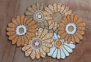 Set de table en tissu perlé bohème en forme de fleur, fait main avec motif marguerites dorées et blanches, diamètre 400 mm, épaisseur 3 mm - Product Image 2