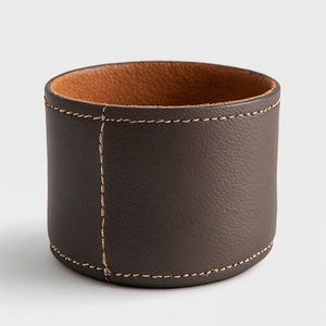 Mini pot en cuir gaufré de luxe, conçu pour une décoration de bureau élégante, avec une texture distinctive et un attrait durable - Product Image 5