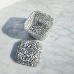 Boîte à bijoux en résine artisanale de luxe, décorative, à fleurs, pour ranger les bibelots, petite boîte cadeau personnalisée en résine - Product Image 1