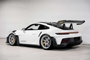 Elegante y impecable, el Po/he 9 1 1 G-T3 RS Coupe RWD 2025 cuenta con un motor de 6 cilindros en línea, atmosférico, de 4.0L y 518 hp. - Product Image 3