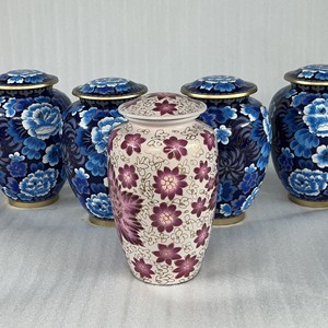 Urnes funéraires peintes à la main de haute qualité, urne en aluminium rose personnalisée pour le stockage des cendres humaines, stockage des cendres funéraires en métal. - Product Image 6