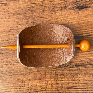 Pasador de pelo de cuero genuino hecho a mano 100% grabado con láser con tobogán de madera, pasador de pelo de diseñador de lujo de alta calidad para mujer - Product Image 4