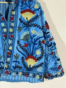 Chaqueta Vintage Boho Azul Cielo de Terciopelo con Bordado Floral Suzani a Mano, Cuello Alto y Manga Larga, Ropa de Abrigo de Primavera para Mujer - Product Image 4