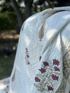 Edredón de Diseño en Color Blanco con Pequeños Diseños de Flores Rojas, 100% Algodón, Hecho a Mano, Estilo Boho Jaipuri Rajai, Cubrecama Doble - Product Image 3