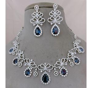 Conjunto de Collar y Aretes con Piedras de Circonio y Acabado Plateado de Diseño Moderno y de la Mejor Calidad, Colección para Bodas - Product Image 1